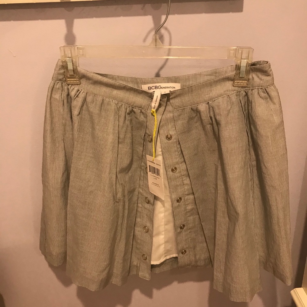 BCBGGeneration. Snap closure skirt